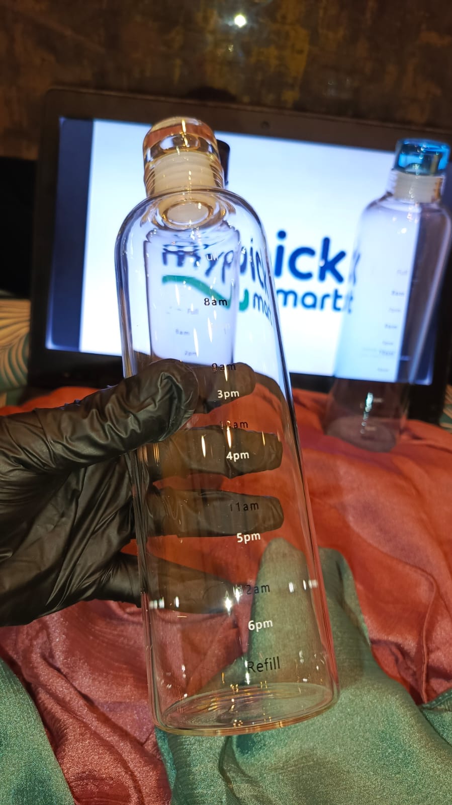 Clear bottle with measurement markings held by a gloved hand, with a blurred background Aesthetic 500/750ML Water Bottle Leakproof Timescale Juice Bottle Transparent Tea Coffee Cup for Outdoor Sports